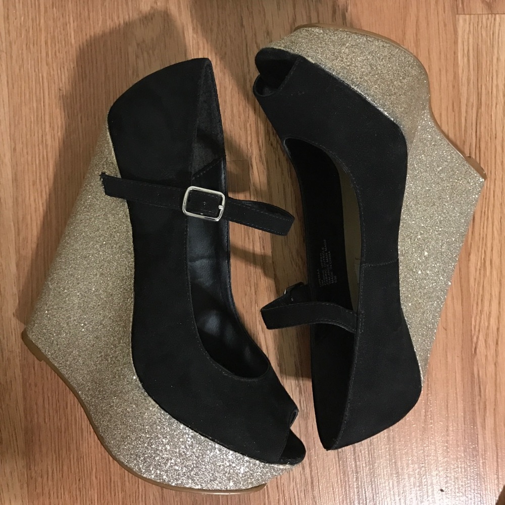 Steve Madden Black and Gold Wedges